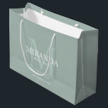 Monogramm und Name der personalisierten Bridesmaid Große Geschenktüte<br><div class="desc">Fügen Sie Ihrer Hochzeit eine persönliche Touch mit dem Monogramm und dem Namensgeschenk der personalisierten Brautjungfrau hinzu. Dieses Design zeichnet sich durch den Namen der personalisierten Brautjungfrau aus, mit dem Titel und dem Hochzeitstermin in Weiß und Monogramm in Weiß als Hintergrund, im klassischen Serif-Schriftart-Stil, auf dem grünen Weiß. Auch perfekt...</div>