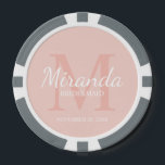 Monogramm und Name der personalisierten Bridesmaid Pokerchips<br><div class="desc">Personalisierte Bridesmaids Geschenke sind mit dem personalisierten Namen der Brautjungfrau im Stil eines Schriftartes mit weißer Schrift und Monogramm im klassischen,  rosa Serif-Schriftart-Stil als Hintergrund mit dem Titel und dem Hochzeitstermin im klassischen,  weißen Serif-Schriftart-Stil auf rot-rosa Hintergrund ausgestattet. Auch perfekt für Trauzeugin,  Blume Mädchen,  Mutter der Braut und mehr.</div>