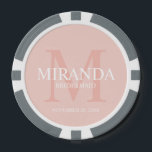 Monogramm und Name der personalisierten Bridesmaid Pokerchips<br><div class="desc">Fügen Sie Ihrer Hochzeit eine persönliche Touch mit dem Monogramm und dem Namensgeschenk der personalisierten Brautjungfrau hinzu. Dieses Design zeichnet sich durch den personalisierten Namen einer Brautjungfrau aus, deren Titel und Hochzeitstermin in Weiß und Monogramm in Rosa im Hintergrund, im klassischen Serif-Schriftart-Stil, auf rot-rosa Hintergrund. Auch perfekt für Trauzeugin, Mutter...</div>
