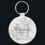 Monogramm und Name der personalisierten Bridesmaid Schlüsselanhänger<br><div class="desc">Personalisierte Bridesmaids-Geschenke sind mit personalisiertem Namen von Brautjungfrau im Stil eines Schriftartes mit grauem und Monogramm im klassischen, hellgrauen Serif-Schriftart-Stil als Hintergrund mit Titel und Hochzeitstermin in grauem klassischem Serif-Schriftart auf weißem Marmorhintergrund. Auch perfekt für Trauzeugin, Blume Mädchen, Mutter der Braut und mehr. Bitte beachten Sie: Die Marmordetails werden im...</div>