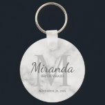 Monogramm und Name der personalisierten Bridesmaid Schlüsselanhänger<br><div class="desc">Personalisierte Bridesmaids-Geschenke sind mit personalisiertem Namen von Brautjungfrau im Stil eines Schriftartes mit grauem und Monogramm im klassischen, hellgrauen Serif-Schriftart-Stil als Hintergrund mit Titel und Hochzeitstermin in grauem klassischem Serif-Schriftart auf weißem Marmorhintergrund. Auch perfekt für Trauzeugin, Blume Mädchen, Mutter der Braut und mehr. Bitte beachten Sie: Die Marmordetails werden im...</div>