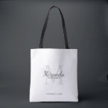Monogramm und Name der personalisierten Bridesmaid Tasche<br><div class="desc">Personalisierte Bridesmaids-Geschenke zeigen personalisierten Namen von Brautjungfrau im Stil von grauen klassischen Skripten und Monogramm in hellgrau-klassischen Serif-Schriftart als Hintergrund mit Titel und Hochzeitsdatum in grau klassischen Serif-Schriftart Stil. Auch perfekt für Trauzeugin,  Blume Mädchen,  Mutter der Braut und mehr.</div>