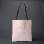 Monogramm und Name der personalisierten Bridesmaid Tasche<br><div class="desc">Personalisierte Bridesmaids Geschenke sind mit dem personalisierten Namen der Brautjungfrau im Stil eines Schriftartes mit weißer Schrift und Monogramm im klassischen,  rosa Serif-Schriftart-Stil als Hintergrund mit dem Titel und dem Hochzeitstermin im klassischen,  weißen Serif-Schriftart-Stil auf rot-rosa Hintergrund ausgestattet. Auch perfekt für Trauzeugin,  Blume Mädchen,  Mutter der Braut und mehr.</div>