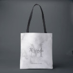 Monogramm und Name der personalisierten Bridesmaid Tasche<br><div class="desc">Personalisierte Bridesmaids-Geschenke sind mit personalisiertem Namen von Brautjungfrau im Stil eines Schriftartes mit grauem und Monogramm im klassischen, hellgrauen Serif-Schriftart-Stil als Hintergrund mit Titel und Hochzeitstermin in grauem klassischem Serif-Schriftart auf weißem Marmorhintergrund. Auch perfekt für Trauzeugin, Blume Mädchen, Mutter der Braut und mehr.</div>