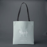 Monogramm und Name der personalisierten Bridesmaid Tasche<br><div class="desc">Personalisierte Bridesmaids Geschenke zeigen personalisierten Namen von Brautjungfrau im Schriftart-Stil mit weißer klassischer Schrift und Monogramm im Stil von schlauer, klassischer Serif-Schriftart als Hintergrund mit Titel und Hochzeitsdatum in weißem klassischem Serif-Schriftart-Stil auf schlängelgrünem Hintergrund. Auch perfekt für Trauzeugin, Blume Mädchen, Mutter der Braut und mehr.</div>