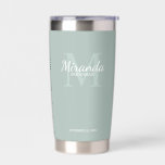 Monogramm und Name der personalisierten Bridesmaid Thermobecher<br><div class="desc">Personalisierte Bridesmaids Geschenke zeigen personalisierten Namen von Brautjungfrau im Schriftart-Stil mit weißer klassischer Schrift und Monogramm im Stil von schlauer,  klassischer Serif-Schriftart als Hintergrund mit Titel und Hochzeitsdatum in weißem klassischem Serif-Schriftart-Stil auf schlängelgrünem Hintergrund. Auch perfekt für Trauzeugin,  Blume Mädchen,  Mutter der Braut und mehr.</div>