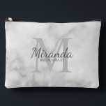 Monogramm und Name der personalisierten Bridesmaid Zubehörtasche<br><div class="desc">Personalisierte Bridesmaids-Geschenke sind mit personalisiertem Namen von Bridesmaid im Schriftart-Stil mit grauem und Monogramm in hellgrauem klassischem Serif-Schriftart als Hintergrund mit einem Schriftart in grauem klassischem Serifenstil auf weißem Marmorhintergrund versehen. Auch perfekt für Trauzeugin, Blume Mädchen, Mutter der Braut und mehr.</div>