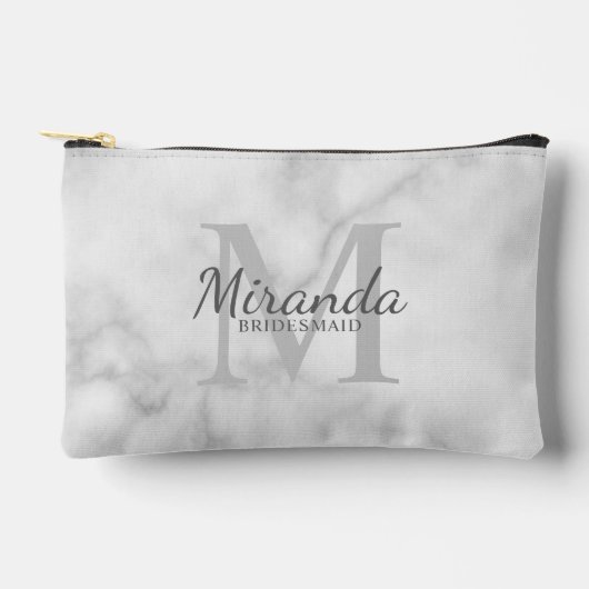 Monogramm und Name der personalisierten Bridesmaid Zubehörtasche (Vorderseite)