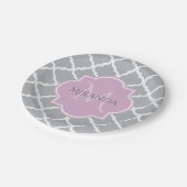 Monogramm und Name des Girly Grey Quatrefolie Lave Pappteller (Schrägansicht)