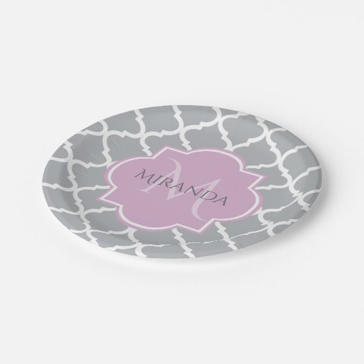 Monogramm und Name des Girly Grey Quatrefolie Lave Pappteller (Schrägansicht)