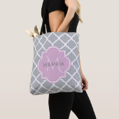 Monogramm und Name des Girly Grey Quatrefolie Lave Tasche (Von Nahem)