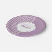 Monogramm und Name des hübschen Lila Hahnentrittmu Pappteller (Schrägansicht)