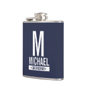 Monogramm und Name des personalisierten Trauzeugen Flachmann (Links)