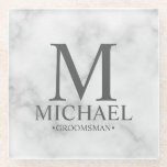 Monogramm und Name-Trauzeuge für klassisches Marmo Glasuntersetzer<br><div class="desc">Moderne Geschenke mit Personalisiertem Trauzeuge mit personalisiertem Monogramm,  Trauzeuge Name und Titel in grauem klassischem Serif-Schriftart auf weißem Marmorhintergrund. Auch perfekt für Trauzeuge,  Vater der Braut und mehr.</div>