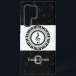 Monogramm und Namensdreieck in Klaviertasten Samsung Galaxy Hülle<br><div class="desc">Moderne schwarz-weiße Klettmusik,  umgeben von einem Kreis von Klaviertasten. Hintergrundinformationen mit subtilen blassgrauen Noten auf schwarz-weiß. Design kann mit Namen und Monogramm personalisiert oder entfernt werden</div>