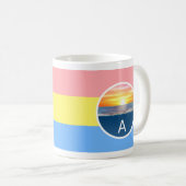 Monogramm und Ozean Sonnenaufgang auf Pastellfarbe Kaffeetasse (VorderseiteRechts)