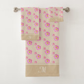 Monogramm und schöne rosa Blume auf hellbeige Badhandtuch Set (Insitu)