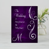 Monogramm und Swirl auf Lila Silberhochzeit Folieneinladung (Stehend vorne)