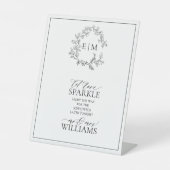 Monogramm Wappen mit weißer schwarzer Blattfarbe,  Sockelschild (Vorderseite)