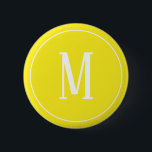 Monogramm-Weiß auf gelbem rundem Knopf Button<br><div class="desc">Ein runder Knopf mit einem weißen Monogramm auf einem gelben Hintergrund. Fertigen Sie den Knopf mit Ihrer eigenen Initiale oder Initialen,  Farben,  unter anderen Wahlen besonders an.</div>