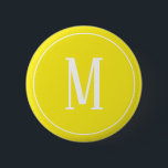 Monogramm-Weiß auf gelbem rundem Knopf Button<br><div class="desc">Ein runder Knopf mit einem weißen Monogramm auf einem gelben Hintergrund. Fertigen Sie den Knopf mit Ihrer eigenen Initiale oder Initialen,  Farben,  unter anderen Wahlen besonders an.</div>