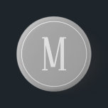 Monogramm-Weiß auf grauem rundem Knopf Button<br><div class="desc">Ein runder Knopf mit einem weißen Monogramm auf einem grauen Hintergrund. Fertigen Sie den Knopf mit Ihrer eigenen Initiale oder Initialen,  Farben,  unter anderen Wahlen besonders an.</div>