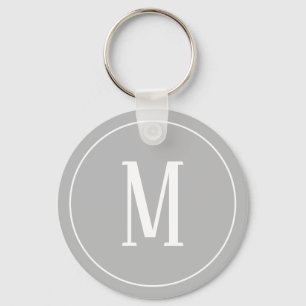 Monogramm Weiß auf grauem Schlüsselanhänger