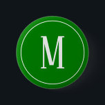Monogramm-Weiß auf grünem rundem Knopf Button<br><div class="desc">Ein runder Knopf mit einem weißen Monogramm auf einem grünen Hintergrund. Fertigen Sie den Knopf mit Ihrer eigenen Initiale oder Initialen,  Farben,  unter anderen Wahlen besonders an.</div>
