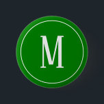 Monogramm-Weiß auf grünem rundem Knopf Button<br><div class="desc">Ein runder Knopf mit einem weißen Monogramm auf einem grünen Hintergrund. Fertigen Sie den Knopf mit Ihrer eigenen Initiale oder Initialen,  Farben,  unter anderen Wahlen besonders an.</div>