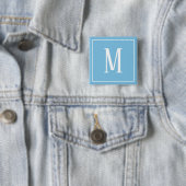Monogramm Weiß auf hellblauem Knopf Button (Beispiel)