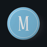 Monogramm-Weiß auf hellblauem rundem Knopf Button<br><div class="desc">Ein runder Knopf mit einem weißen Monogramm auf einem hellblauen Hintergrund. Fertigen Sie den Knopf mit Ihrer eigenen Initiale oder Initialen,  Farben,  unter anderen Wahlen besonders an.</div>