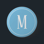 Monogramm-Weiß auf hellblauem rundem Knopf Button<br><div class="desc">Ein runder Knopf mit einem weißen Monogramm auf einem hellblauen Hintergrund. Fertigen Sie den Knopf mit Ihrer eigenen Initiale oder Initialen,  Farben,  unter anderen Wahlen besonders an.</div>