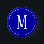 Monogramm-Weiß auf Königsblau-rundem Knopf Button<br><div class="desc">Ein runder Knopf mit einem weißen Monogramm auf einem Königsblauhintergrund. Fertigen Sie den Knopf mit Ihrer eigenen Initiale oder Initialen,  Farben,  unter anderen Wahlen besonders an.</div>