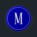 Monogramm-Weiß auf Königsblau-rundem Knopf Button<br><div class="desc">Ein runder Knopf mit einem weißen Monogramm auf einem Königsblauhintergrund. Fertigen Sie den Knopf mit Ihrer eigenen Initiale oder Initialen,  Farben,  unter anderen Wahlen besonders an.</div>