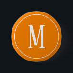 Monogramm-Weiß auf orange rundem Knopf Button<br><div class="desc">Ein runder Knopf mit einem weißen Monogramm auf einem orange Hintergrund. Fertigen Sie den Knopf mit Ihrer eigenen Initiale oder Initialen,  Farben,  unter anderen Wahlen besonders an.</div>
