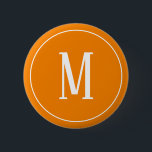 Monogramm-Weiß auf orange rundem Knopf Button<br><div class="desc">Ein runder Knopf mit einem weißen Monogramm auf einem orange Hintergrund. Fertigen Sie den Knopf mit Ihrer eigenen Initiale oder Initialen,  Farben,  unter anderen Wahlen besonders an.</div>