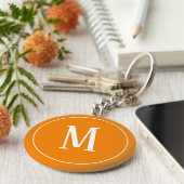 Monogramm Weiß auf Orange-Schlüsselanhänger Schlüsselanhänger (Seite)