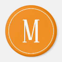 Monogramm Weiß auf orangefarbenem Rundmagnet