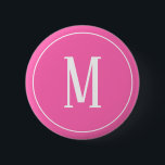 Monogramm-Weiß auf rosa rundem Knopf Button<br><div class="desc">Ein runder Knopf mit einem weißen Monogramm auf einem rosa Hintergrund. Fertigen Sie den Knopf mit Ihrer eigenen Initiale oder Initialen,  Farben,  unter anderen Wahlen besonders an.</div>