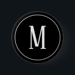 Monogramm-Weiß auf schwarzem rundem Knopf Button<br><div class="desc">Ein runder Knopf mit einem weißen Monogramm auf einem schwarzen Hintergrund. Fertigen Sie den Knopf mit Ihrer eigenen Initiale oder Initialen,  Farben,  unter anderen Wahlen besonders an.</div>