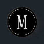 Monogramm-Weiß auf schwarzem rundem Knopf Button<br><div class="desc">Ein runder Knopf mit einem weißen Monogramm auf einem schwarzen Hintergrund. Fertigen Sie den Knopf mit Ihrer eigenen Initiale oder Initialen,  Farben,  unter anderen Wahlen besonders an.</div>