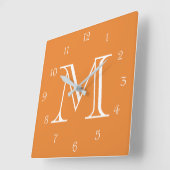 Monogramm weiße Skriptnummern auf Orange Wccn Quadratische Wanduhr (Winkel)