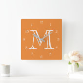 Monogramm weiße Skriptnummern auf Orange Wccn Quadratische Wanduhr (Zuhause)
