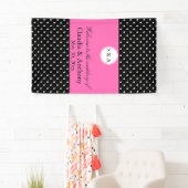 Monogramm weißes Schwarz, Hot Pink Polka Dot Hochz Banner (Insitu)
