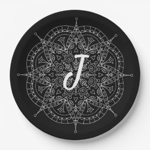 Monogramm weißes Spitzen auf der schwarzen Papierp Pappteller