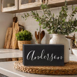 Monogramm-Zeichen für rustikale Bauernhäuser Holzkisten Schild<br><div class="desc">Maßgeschneiderte Bauernwandkunst mit Ihrem Namen Monogram auf einem Imitat-Chalkboard-Hintergrund. Passen Sie es mit Ihrem eigenen Text und Bildern an,  um ein einzigartiges Zeichen zu erstellen.</div>