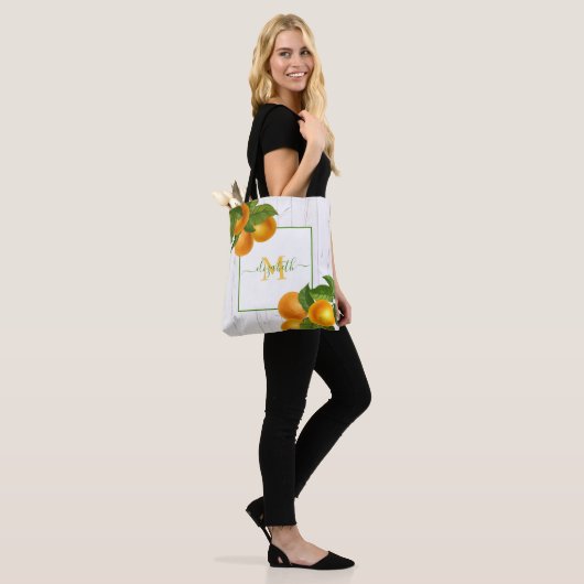 Monogramm Zitrusfrüchte Orangen Aquarell rustikale Tasche (Am Model)