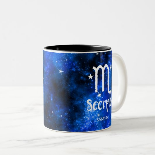 Monogramm, Zodiac-Scorpio-Zeichen, Blaugalaxie Zweifarbige Tasse (VorderseiteRechts)