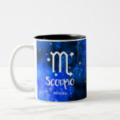 Monogramm, Zodiac-Scorpio-Zeichen, Blaugalaxie Zweifarbige Tasse (Links)