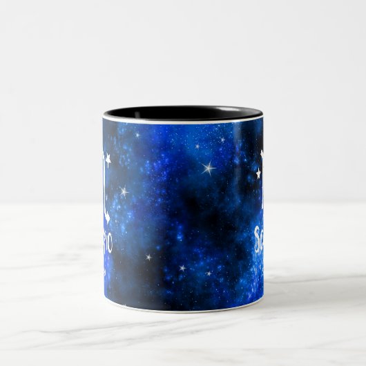 Monogramm, Zodiac-Scorpio-Zeichen, Blaugalaxie Zweifarbige Tasse (Mittel)